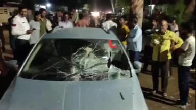 रायसेन: गोपालपुर बायपास पर बड़ा हादसा, बिजली के खंभों से लदे ट्रैक्टर में घुसी कार, तीन घायल