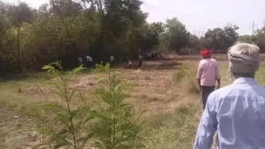 बनगांव हार जिला निवाड़ी मप्र आज बिना पटवारी के आर आई और पारस जैन पैसे देकर पुलिस प्रशासन को लेकर जमीन नापने आए