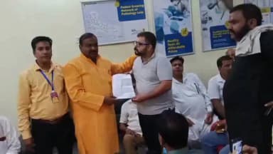 मिलक: मिलक के डॉक्टर प्रखर वशिष्ठ ने रेलवे स्टेशन के प्लेटफॉर्म को बड़ा करने के लिए संदीप अग्रवाल सोनी को सौंपा पत्र