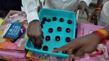 காஞ்சிபுரம்: காஞ்சிபுரம் தலைமை அரசு மருத்துவமனையில் பிறந்த குழந்தைகளுக்கு மோதிரம் அணிவிக்கும் நிகழ்ச்சி நடைபெற்றது
