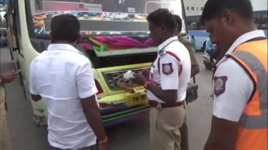 ஓசூர்: மாநகர பேருந்து நிலையத்தில் ஆர்டிஓ டிராபிக் போலீசார் திடீர் ஆய்வு: அதிக ஒலி எழுப்பும் ஹாரன்களை வைத்திருந்த தனியார் பேருந்துகளுக்கு அபராதம்