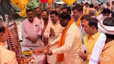 बलरामपुर: हनुमानगढ़ी वीर विनायक चौराहा मंदिर पर बड़े मंगल के आखिरी भंडारे में सदर विधायक ने प्रसाद का वितरण किया