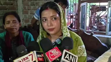 आरा: पवन सिंह की पत्नी ज्योति सिंह भरत तिवारी के घर पहुंची, बोली- रक्षक ही भक्षक बन चुके हैं