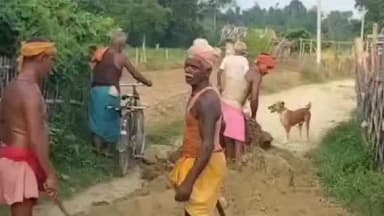 सोनबरसा: बड़ी म्यूरवा वार्ड 13 में आपसी चंदा इकट्ठा कर ग्रामीणों ने सड़क का निर्माण किया शुरू वीडियो सामने आया