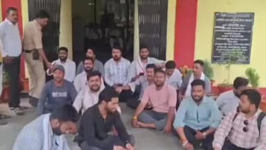 खंडवा नगर: खंडवा में 'लव जिहाद' को लेकर बवाल: थाने के बाहर हिंदू संगठनों की नारेबाजी, हेड कांस्टेबल के बेटे पर आरोप; लाइन अटैच