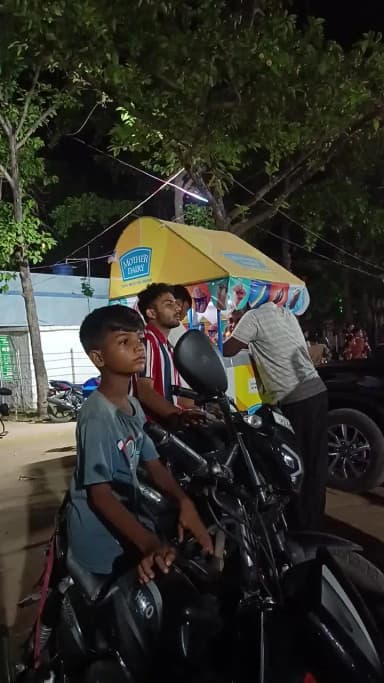 हरनौत प्रखंड मुख्यालय स्थित पशु चारा मैदान में नाईट क्रिकेट टूर्नामेंट में अंतिम ओवर फेंकते हुए कुंदन -11 की टीम