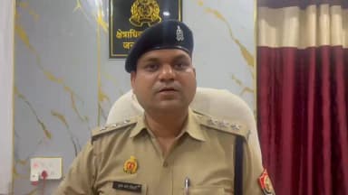 #bandapolice थाना बिसंडा क्षेत्रान्तर्गत दो मोटरसाइकिलों की टक्कर में तीन व्यक्ति गंभीर रूप से घायल हो गए। घायलों को तत्काल अस्पताल पहुंचाया गया, जहां उनकी दुःखद मृत्यु हो गई। शवों को कब्जे में लेकर पोस्टमार्टम कराया गया है। वीडियो बाइट क्षेत्राधिकारी बबेरू कृष्णकांत त्रिपाठी। https://t.co/C5DOpujfLS