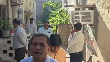 उन्नाव: लखनऊ में हुए अग्निकांड के बाद उन्नाव जिला प्रशासन अलर्ट, डीएम के आदेश पर जांच टीम ने अवैध कोचिंग को किया सील