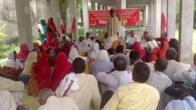 चेनारी: चेनारी प्रखंड मुख्यालय के समक्ष खेग्रामस-केएमएस का विशाल धरना, कई मांगों को लेकर किया गया प्रदर्शन