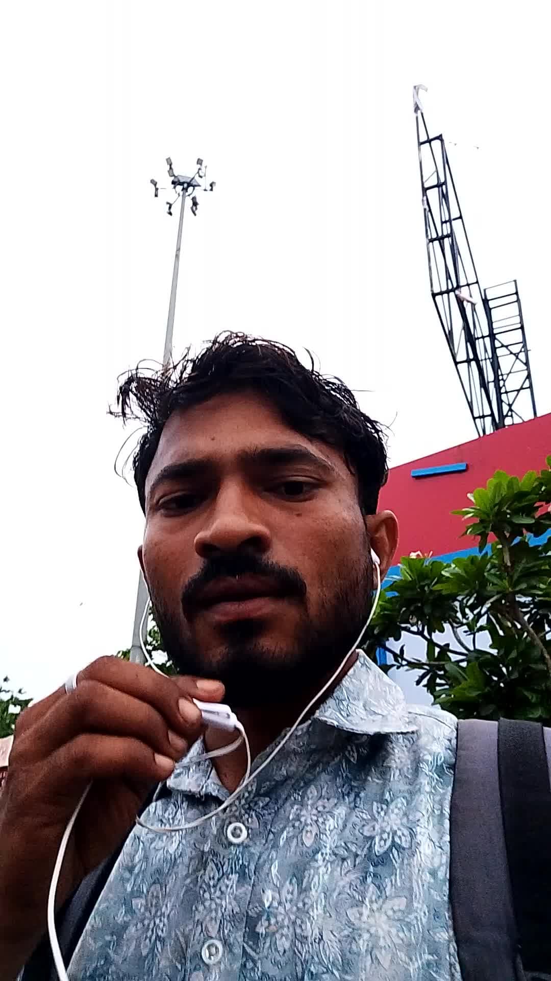 मोबाइल चोरी करने के बाद चोर को बस स्टैंड तीन इमली में टीन शेड के पीछे बेचते हुए देखा और अपने हाथों से उसके पास से छीनलिय