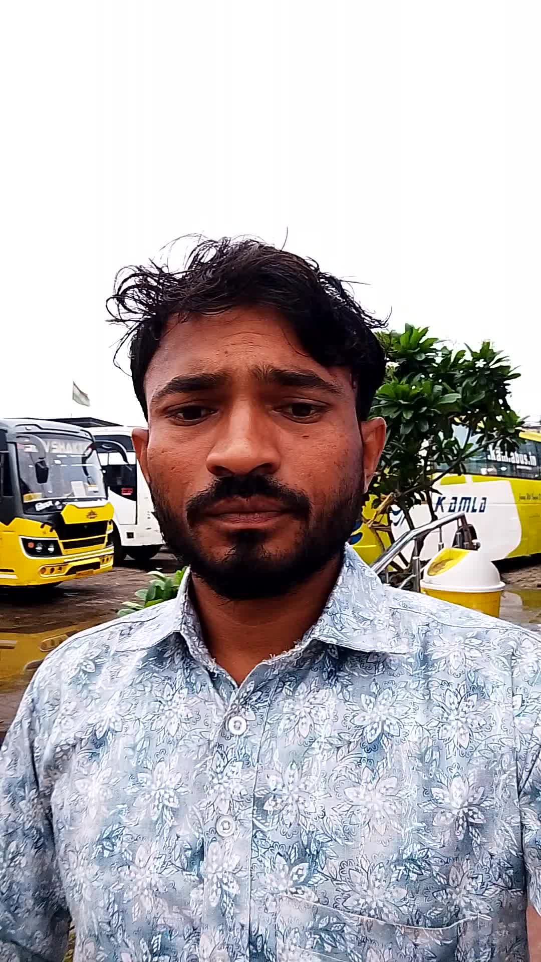 भाई मोबाइल चोर को अपने हाथों से पकड़ कर कंप्लेन की इंदौर मिनि मुम्बई तीन इमली बस स्टैंड में