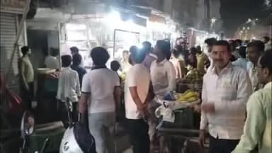 टूंडला: बलदेव रोड के सामने दुकान से धुआं निकलने पर मची अफरा-तफरी, मौके पर जुटी भीड़