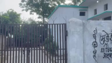 प्राथमिक विद्यालय मिर्ज़ापुर जनुबी ग्राम पंचायत मलकपुर मुस्काम जो की स्कूल अभी तक open नहीं हुआ है 8:12 हो चुके हैं न ही कोई टीचर आया है