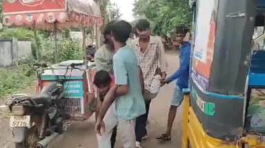 పెద్దాపురం: సామర్లకోటలో చెట్టుపై నుంచి పడి యువకుడికి తీవ్ర గాయాలు