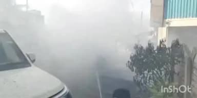 सोहागपुर: सोहागपुर थाना क्षेत्र के रीवा रोड स्थित एक गैरेज के बाहर खड़ी स्कॉर्पियो में लगी आग पुलिस एवं फायर अमला मौके पर मौजूद