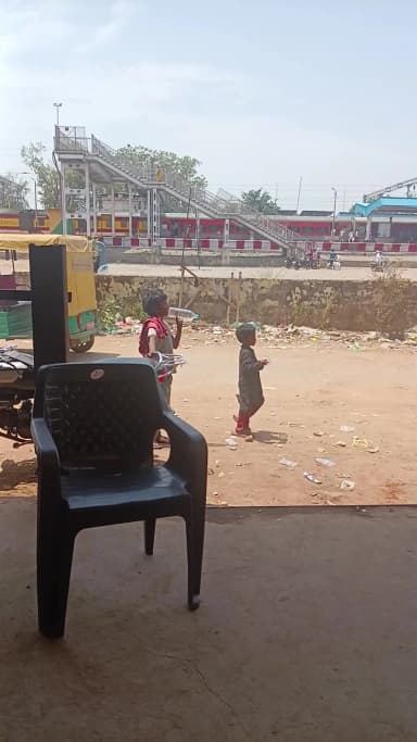 पानी के लिए परेशान शंकरगढ़ बारा रेलवे स्टेशन पास रिपोर्टर कन्हैया लाल वर्मा