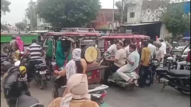 संभल: संभल में बहजोई रोड पर पक्का बाग मंदिर के आगे ट्रैक्टर चालक ने ई-रिक्शा को मारी टक्कर, ई-रिक्शा चालक हुआ घायल