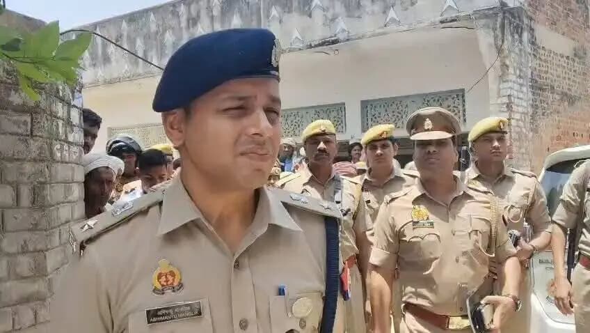 आज दिनांक-24/06/2026 को सुबह करीब 10:00 बजे पीआरवी के माध्यम से सूचना मिली कि थाना बिंदकी क्षेत्र के सीतापुर गांव में रामखिलावन वर्मा नामक व्यक्ति का अपने बेटे और बहू से विवाद हो गया। इस दौरान उन्होंने आक्रोशित होकर अपनी लाइसेंसी डबल बैरल गन से उन पर एक-एक राउंड फायर कर दिया। गोली लगने से बहू के पेट में और बेटे के हाथ में गंभीर चोटें आई हैं।
सूचना मिलते ही पुलिस तुरंत मौके पर पहुँची और दोनों घायलों (मजरूबों) को तत्काल सीएचसी बिंदकी ले जाया गया, जहाँ से उन्हें बेहतर उपचार के लिए कानपुर रेफर कर दिया गया है। वर्तमान में कानपुर के एक निजी अस्पताल में भर्ती कराकर उनका इलाज कराया जा रहा है, तथा घायलों की सहायता और सुरक्षा के लिए पुलिस बल तैनात किया गया है।घटनास्थल का स्थलीय निरीक्षण कर लिया गया है। वारदात में इस्तेमाल लाइसेंसी असलहे को पुलिस ने बरामद कर सीज कर दिया है। मुख्य अभियुक्त रामखिलावन फिलहाल फरार है, जिसकी गिरफ्तारी के लिए पुलिस की टीमें लगा दी गई हैं। अत्यंत शीघ्र ही अभियुक्त को गिरफ्तार कर लिया जाएगा। उक्त के संबंध में #Spfhr की बाइट।
#uppolice
@Uppolice
@ADGZonPrayagraj
@igrangealld