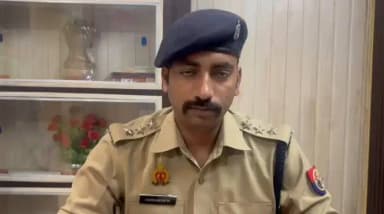#AligarhPolice
थाना हरदुआगंज-आज दिनांक 24.06.2026 को सूचना प्राप्त हुई कि एक व्यक्ति जयवीर सिंह जो ग्राम बरानदी थाना हरदुआगंज क्षेत्र के निवासी हैं ये अपने खेत पर काम कर रहे थे, इनको अज्ञात व्यक्तियों द्वारा घायल कर दिया गया, इनको ईलाज के लिये मेडिकल कॉलिज में भर्ती कराया गया है इन्हे गनशॉट इंजरी है, जहाँ पर इनका ईलाज चल रहा है और ये खतरे से बाहर हैं । सूचना पर घटनास्थल का क्षेत्राधिकारी अतरौली द्वारा निरीक्षण कर फील्ड यूनिट को बुलाया गया है । यह बात प्रकाश में आयी है कि इनके गाँव के ही रहने वाले 02 युवकों द्वारा इन्हें घायल किया गया है, गाँव में जानकारी करने पर यह तथ्य भी प्रकाश में आया है कि करीब 20 वर्ष पहले उक्त दोनों आरोपी युवकों के पिता की हत्या हुई थी जिसमें घायल व्यक्ति जयवीर सिंह जेल गये थे । पुलिस द्वारा सभी पहलुओं पर जाँच की जा रही है। इस संबंध में तहरीर प्राप्त कर आवश्यक विधिक कार्यवाही की जायेगी । मौके पर शांति है ।
इस संबंध में क्षेत्राधिकारी अतरौली श्री अभिषेक कुमार पटेल की बाईट-
@Uppolice