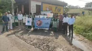 गोला: तंबाकू मुक्त शिक्षण संस्थान अभियान के तहत निकाली गयी प्रभात फेरी, लोगों को किया गया जागरूक