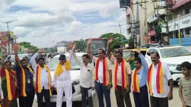 ರಾಮನಗರ: ಬಿಡದಿ ಸ್ಮಾರ್ಟ್ ಸಿಟಿ ಯೋಜನೆ ಕೈ ಬಿಡುವಂತೆ ಒತ್ತಾಯಿಸಿ ಐಜೂರು ವೃತ್ತದಲ್ಲಿ ಪ್ರತಿಭಟನೆ