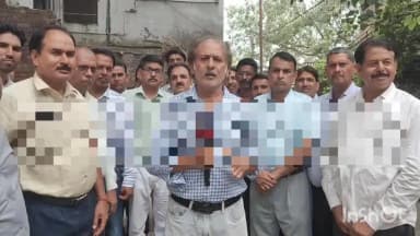 संभल: सदर कोतवाली इलाके में अधिवक्ताओं ने रजिस्ट्री कार्यालय के बाहर नई व्यवस्था के विरोध में धरना-प्रदर्शन किया