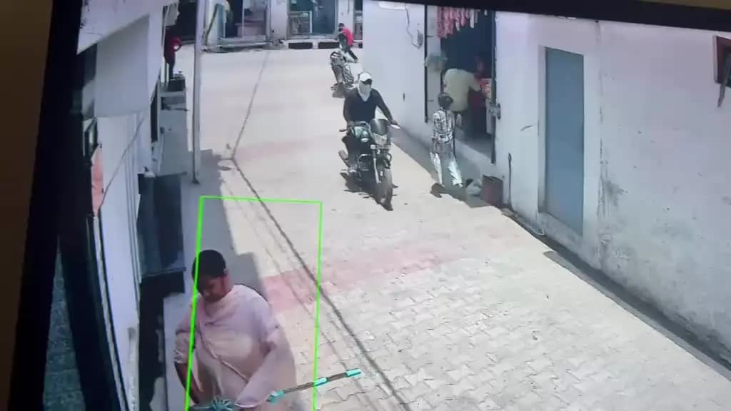 8 साल की लड़की का दिन में उठाने का हुआ प्रयास।सूचना मिलने के बावजूद भी अभी तक उसको पुलिस नहीं पकड़ भाई। Bazpur Mudiya p.