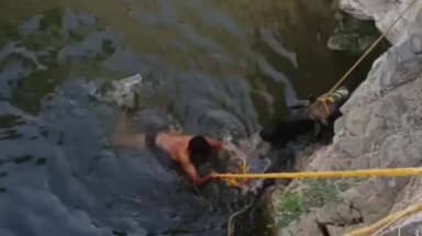 गंगधार: बिशनिया में कुएं में गिरे गोवंश को समाजसेवियों ने जेसीबी की मदद से सुरक्षित बाहर निकाला