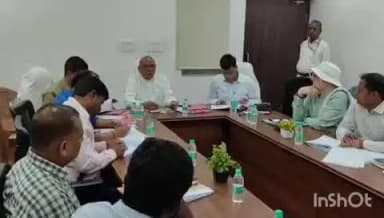 रामगढ़: झारखंड विधानसभा की प्रत्यायुक्त समिति के सभापति सरयू राय ने परिसदन रामगढ़ में अधिकारियों के साथ की समीक्षा बैठक