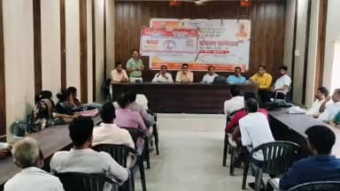अलीगंज: अलीगंज में संचारी रोग नियंत्रण अभियान के तहत ग्राम प्रधान और कर्मियों को ब्लॉक अलीगंज में दी गई जानकारी