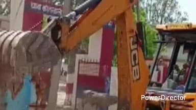 मऊ: मऊ तहसील क्षेत्र के बरगढ़ में अतिक्रमणकारियों के खिलाफ प्रशासन का बुलडोजर चला, SDM के निर्देश पर चलाया गया अभियान