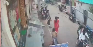 जीरापुर: जीरापुर में आवारा सांड ने युवती पर किया हमला घसीटा हुई बेहोश घटना का सीसीटीवी वीडियो आया सामने