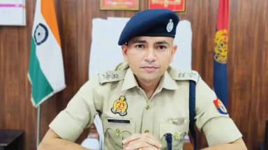 थाना शहजादनगर एवं औषधि निरीक्षक, रामपुर की संयुक्त टीम द्वारा प्रतिबन्धित नशीली दवाईयों 100-100 ml की 340 शीशी डाईलेक्स डीसी, 245 शीशी बैरिकोफ, 296 शीशी बेसकोड नशे का सीरप, 02 एप्पल मोबाईल के साथ 03 अभियुक्त को गिरफ्तार करने के सम्बन्ध में #एसपीˍरामपुरद्वारा दी गई बाइट।
#UPPolice
#RampurPolice