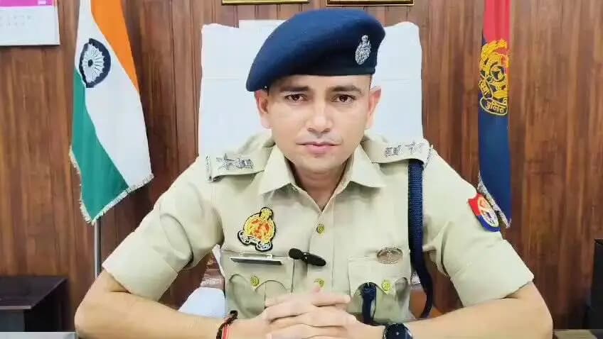 थाना पटवाई पुलिस द्वारा साइबर ठगी गिरोह का भंडाफोड़ करते हुए 03 अभियुक्त को नकदी, लैपटॉप, स्वाईप मशीन, मोबाइल फोन, मोहरे, बिल बुक, चैक बुक, पास बुक, भारतीय पासपोर्ट, आधार कार्ड, पैन कार्ड, एटीएम कार्ड व महिंद्रा थार के साथ गिरफ्तार करने के सम्बन्ध में #एसपीˍरामपुर द्वारा दी गई बाइट
#UPPolice
#RampurPolice