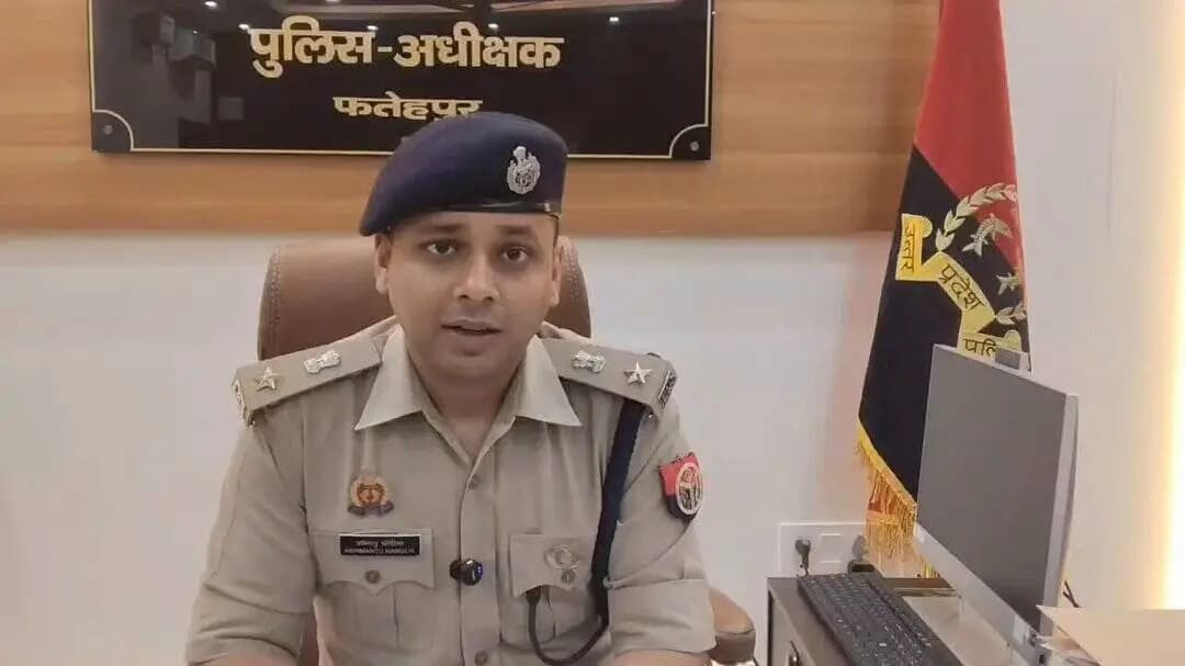 थाना असोथर में एक गांव सरकण्डी में एक विवाद हुआ, जिसमें जो मुख्य अभियुक्त है दशरथ निषाद, उसने और उसके सगे भाई कमलेश निषाद और दशरथ की पत्नी और दशरथ के साले ने अपने ही पिता और भाई पे फावड़े से वार किया था। अत्यधिक चोटें लगने के कारण जो उसका भाई है, जब उसको इलाज के लिए लेकर जाया जा रहा था, उसकी वहां पर मृत्यु हो गई। और उसके जो पिता हैं, वो खतरे से बाहर हैं और उनका इलाज अभी चल रहा है। सूचना मिलते ही पुलिस वहां पे मौके पे पहुँचती है। मेरे द्वारा और बाकी उच्च अधिकारियों के द्वारा भी इसमें घटनास्थल का निरीक्षण कर लिया गया है। मुकदमा पंजीकृत करके, इसमें जितने भी नामित अभियुक्त हैं, सबको हिरासत में लेकर इसमें अग्रिम कार्रवाई की जा रही है, के संबंध में #Spfhr की बाइट ।
#UPPolice