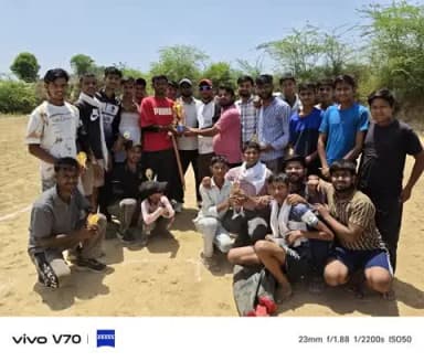 चकरनगर ब्लाक के चांदई गांव में चल रहे क्रिकेट टूर्नामेंट में बुधवार को चांदई टीम और कोला टीम में मैच हुआ और कोला टीम जीत