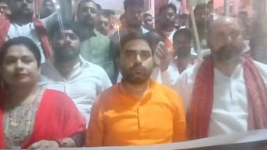 भरत तिवारी की आत्मा की शांति के लिए अदलहाट में शाम को सर्व समाज द्वारा निकला गया कैंडिल मार्च, न्याय की उठी मांग