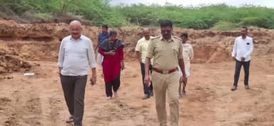 ಚಳ್ಳಕೆರೆ: ಬೊಮ್ಮಸಂದ್ರ ಕೆರೆಯಲ್ಲಿ ಅಕ್ರಮವಾಗಿ ಮರುಳು ಸಾಗಾಣಿಕೆ:ಸ್ಥಳಕ್ಕೆ ಭೇಟಿ ನೀಡಿದ ತಹಶೀಲ್ದಾರ್ ಮತ್ತು ಅಧಿಕಾರಿಗಳು