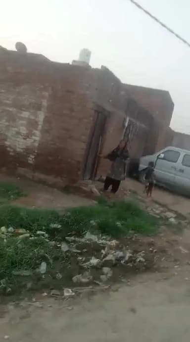 gaon mein karti hai ladai har kisi se
ladkon per lagati hai anjam galat
Paisa banati hai
iske hath mein Ganesha hai
@