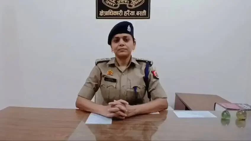 थाना गौर अंतर्गत एक व्यक्ति का शव मिलने की सूचना पर पुलिस द्वारा शव को कब्जा पुलिस में लेकर पंचायतनामा की कार्यवाही कर पोस्टमॉर्टम हेतु भेजा गया, तहरीर प्राप्त होने पर पोस्टमॉर्टम रिपोर्ट के आधार पर अग्रिम आवश्यक विधिक कार्यवाही की जायेगी, जिसके संबंध में #CO हरैया की बाइट- https://t.co/pg37Yw7xob