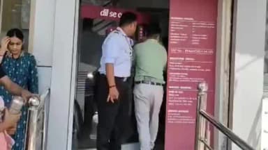 सीतापुर: आंख अस्पताल के पास एक्सिस बैंक के सर्वर रूम में लगी अचानक आग, फायर ब्रिगेड ने जाकर पाया काबू