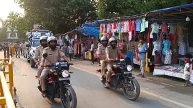 मुहर्रम के अवसर पर सामान्य विधि व्यवस्था बनाये रखने को लेकर आज जिलाधिकारी सारण श्री वैभव श्रीवास्तव एवं वरीय पुलिस अधीक्षक श्री विनीत कुमार के नेतृत्व में छपरा शहर में सारण पुलिस द्वारा फ्लैग मार्च किया गया. फ्लैग मार्च में नगर आयुक्त, अनुमंडल पदाधिकारी सदर, अनुमंडल पुलिस पदाधिकारी सदर सहित अन्य पदाधिकारी, पुलिस पदाधिकारी, विभिन्न थाना प्रभारी सहित सैकड़ों पुलिस बल शामिल थे.
#muharram
#LawAndOrder
#FlagMarch
#DM
#SSP
#saran
#chapra