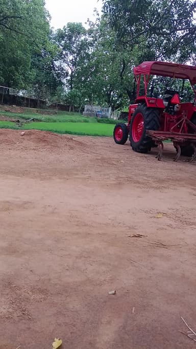 pani ki kmi se khet me ropa nhi lga pa rhe hai