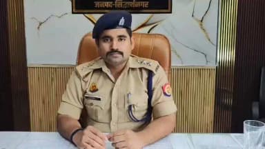 थाना चिल्हिया पुलिस द्वारा थानाक्षेत्र के गौरा बाजार मे हुई चोरी की घटना का अनावरण कर 01 शातिर चोर को गिरफ्तार किया गया,कब्जे से चोरी के 01 पेटी देशी शराब,01 स्कैनर/पास मशीन व ₹1,000/-नगद बरामदगी के सम्बन्ध मे मयक द्विवेदी, #CO_शोहरतगढ़ की वीडियो बाइट।
@Uppolice
@AdgGkr
@dgpup https://t.co/rj9nVT1Eys