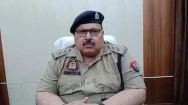 #Saharanpurpolice
#बाईट
➡️ आज दिनांक 25.06.2026 को डायल112 के माध्यम से सूचना प्राप्त हुई कि थाना देवबंद क्षेत्र अंतर्गत साखन पुल झाल पर एक अज्ञात महिला का शव बरामद हुआ है। इस सूचना पर थाना देवबंद पुलिस द्वारा तत्काल घटनास्थल पहुँचकर मृतका के शव को कब्जे में लेकर पंचायतनामा भरकर पोस्टमार्टम की कार्यवाही हेतु भिजवाया गया है। मृतका की शिनाख्त हेतु प्रयास किए जा रहे हैं। मौके पर शांति व्यवस्था कायम है। पोस्टमार्टम की रिपोर्ट व परिजनों की तहरीर के आधार पर अग्रिम विधिक कार्यवाही की जायेगी।
➡️जिसके सम्बन्ध में क्षेत्राधिकारी देवबंद द्वारा दी गई बाईट।
@Uppolice
@adgzonemeerut
@digsaharanpur
@aajtak
@News18UP