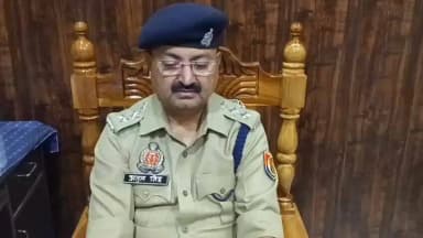 थाना कमरौली पुलिस द्वारा हत्या के अभियोग में वांछित 05 अभियुक्तों की गिरफ्तारी व निशानदेही पर घटना में प्रयुक्त 01 फरसा, 01 लाठी व 01 बांस का डंडा की बरामदगी के संबंध में #CO_मुसाफिरखाना श्री अतुल कुमार सिंह द्वारा दी गई बाइट । https://t.co/IkxdDn8XO3