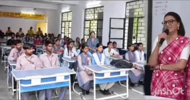 सिंगरौली: नगर निगम आयुक्त ने पीएम श्री हायर सेकेंडरी स्कूल विंध्यनगर में विद्यार्थियों से साझा किया प्रेरणादाई संदेश