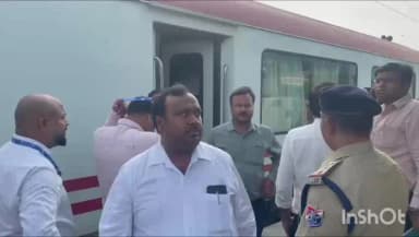 हरदोई: रेलवे जीएम ने स्टेशन का किया निरीक्षण, अधिकारी सवालों में उलझे, निर्माण एजेंसी का नाम नहीं बता सके
