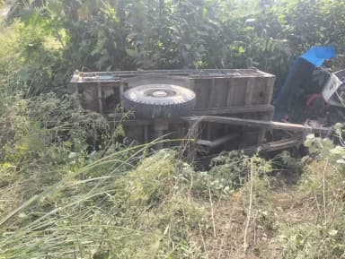 Satha chowk par chalak ki laparvahi se tractor palti.