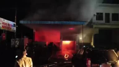 लखनऊ के बाद कन्नौज के छिबरामऊ में लाल मोटर्स पार्ट्स की गोदाम में भीषण आग।
NH-34 स्थित गोदाम में देर शाम लगी आग।